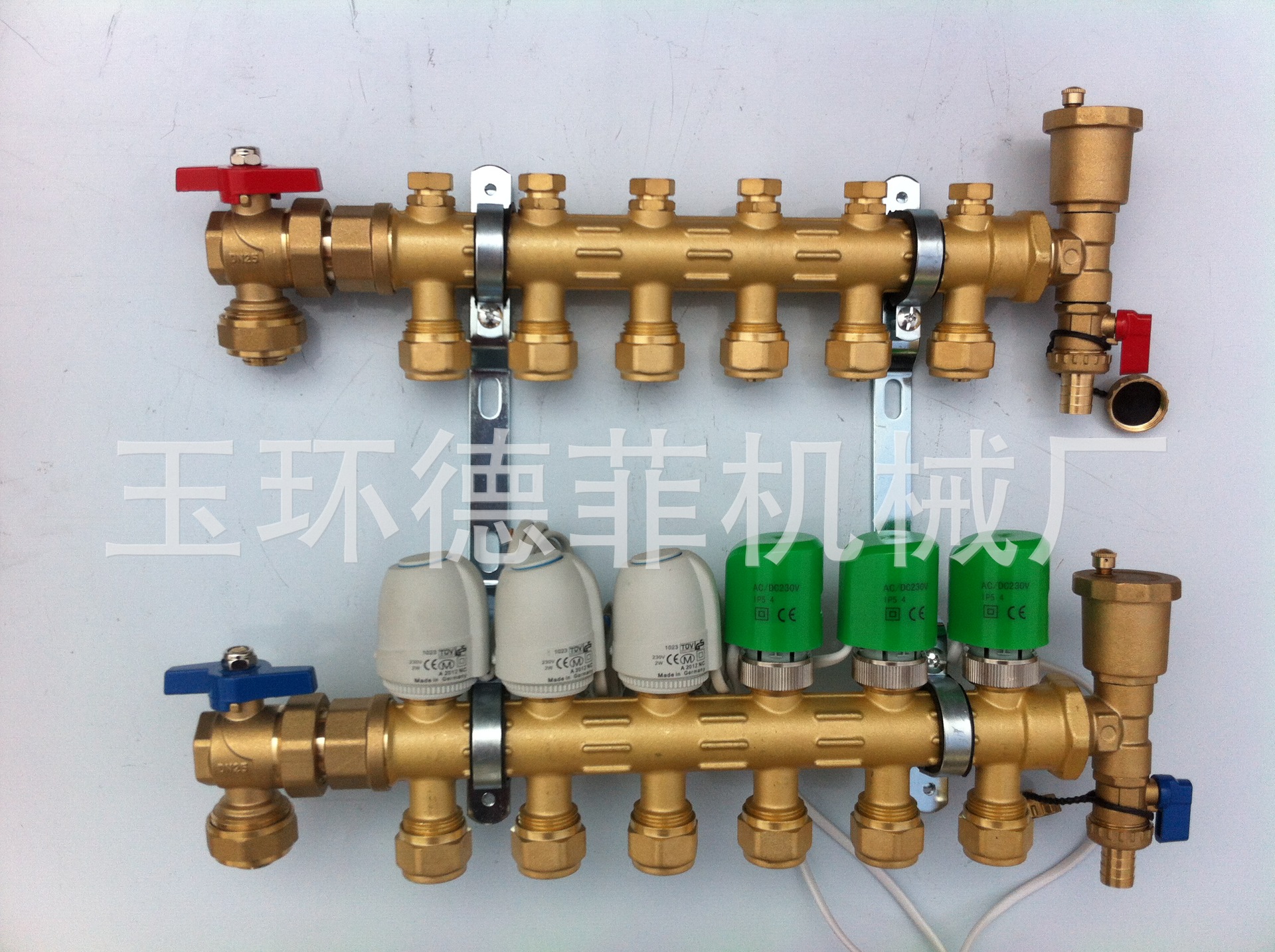 地暖分水器恒温控制 热电阀与电热执行器的关键作用